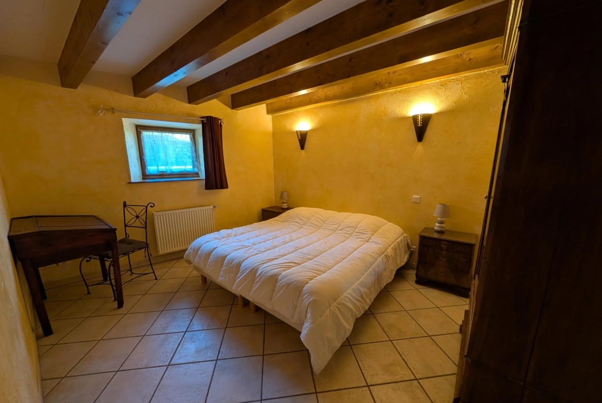 Maison de village avec deux habitations et potentiel d’aménagement à Rougemont 
