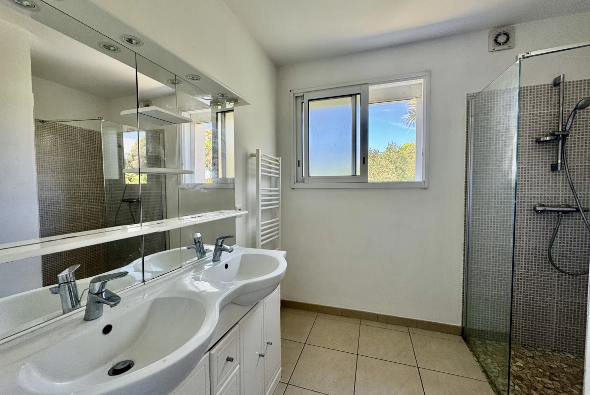 Maison à L'Ardoise avec deux logements, terrasse et terrain piscinable 