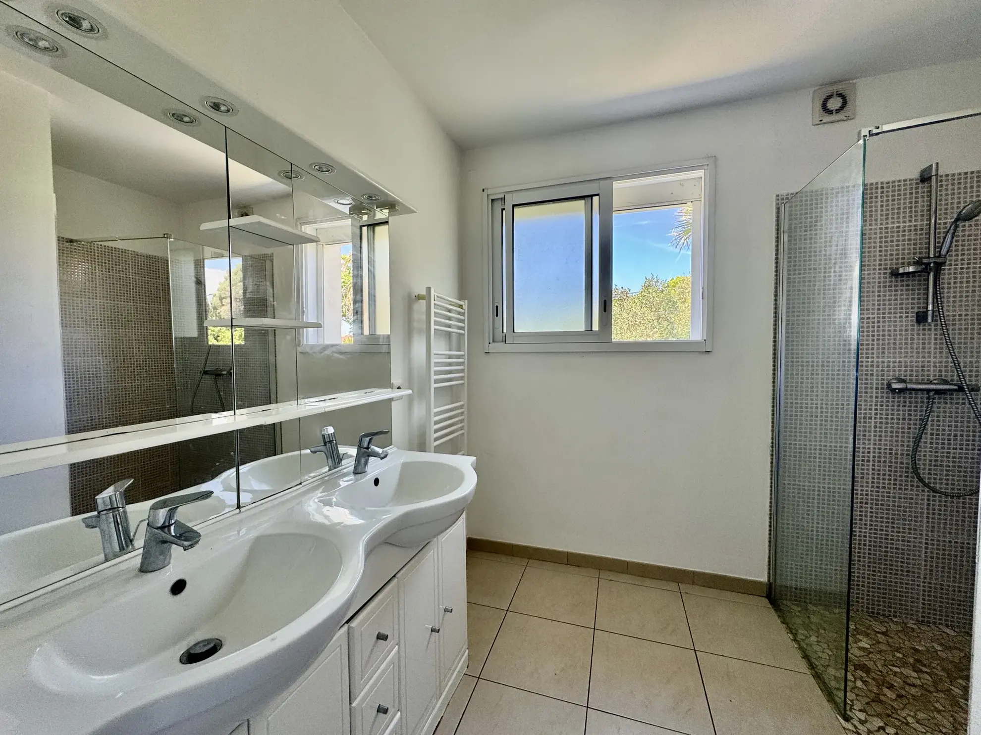 Maison à L'Ardoise avec deux logements, terrasse et terrain piscinable 