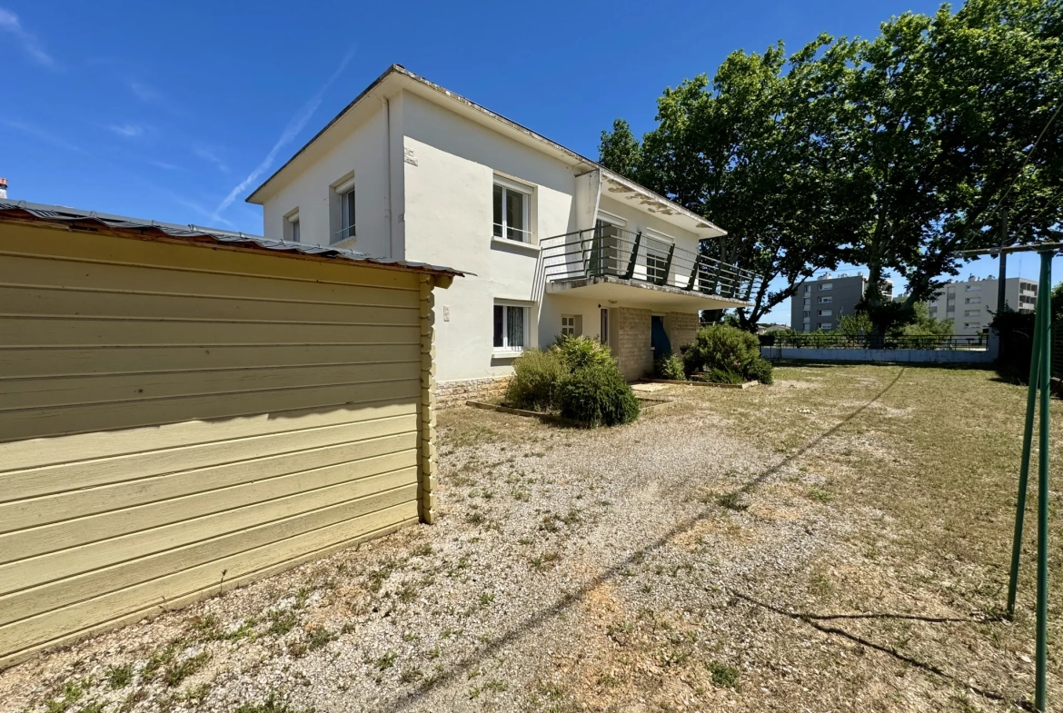 Maison à L'Ardoise avec deux logements, terrasse et terrain piscinable 