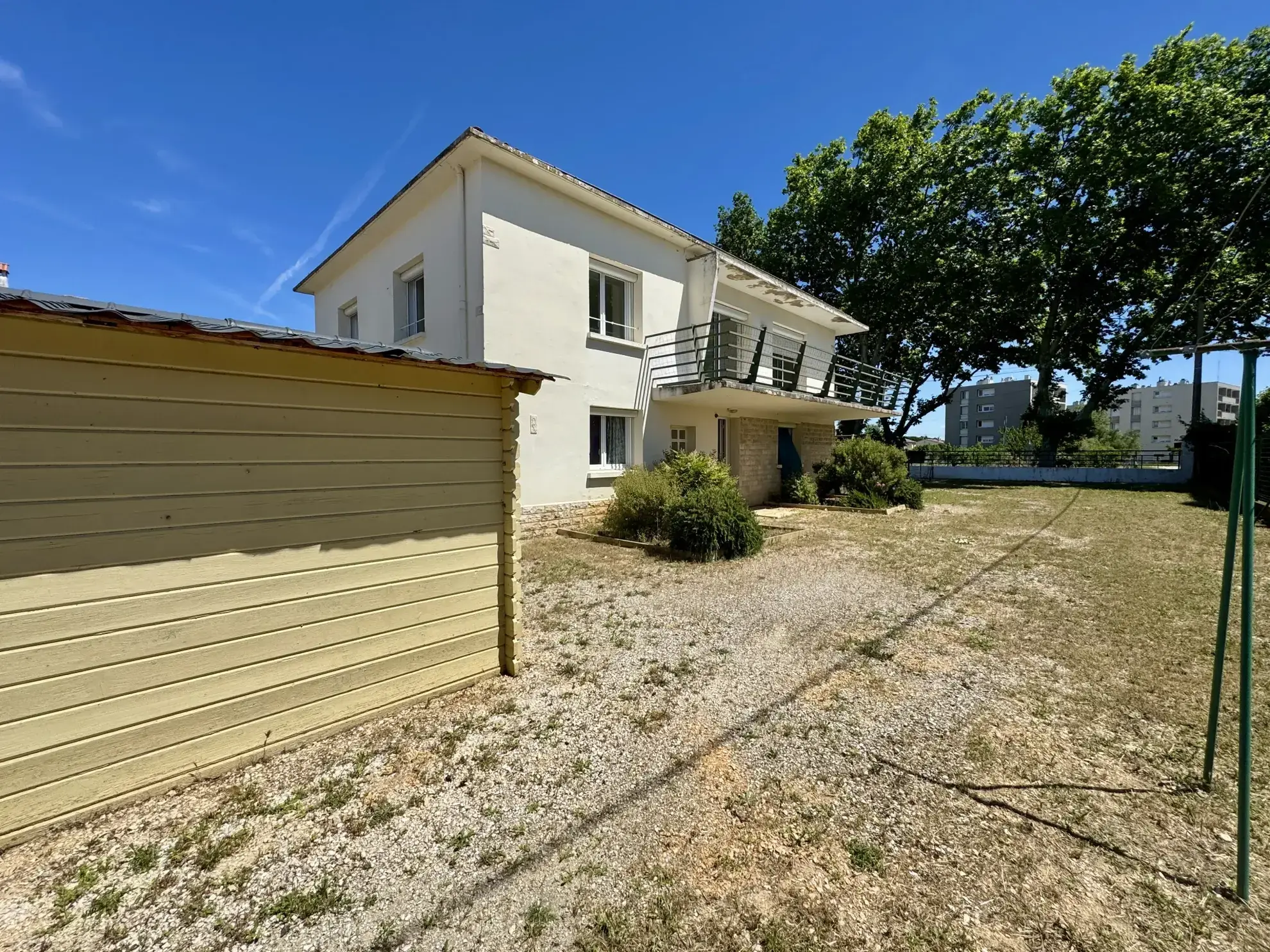Maison à L'Ardoise avec deux logements, terrasse et terrain piscinable 