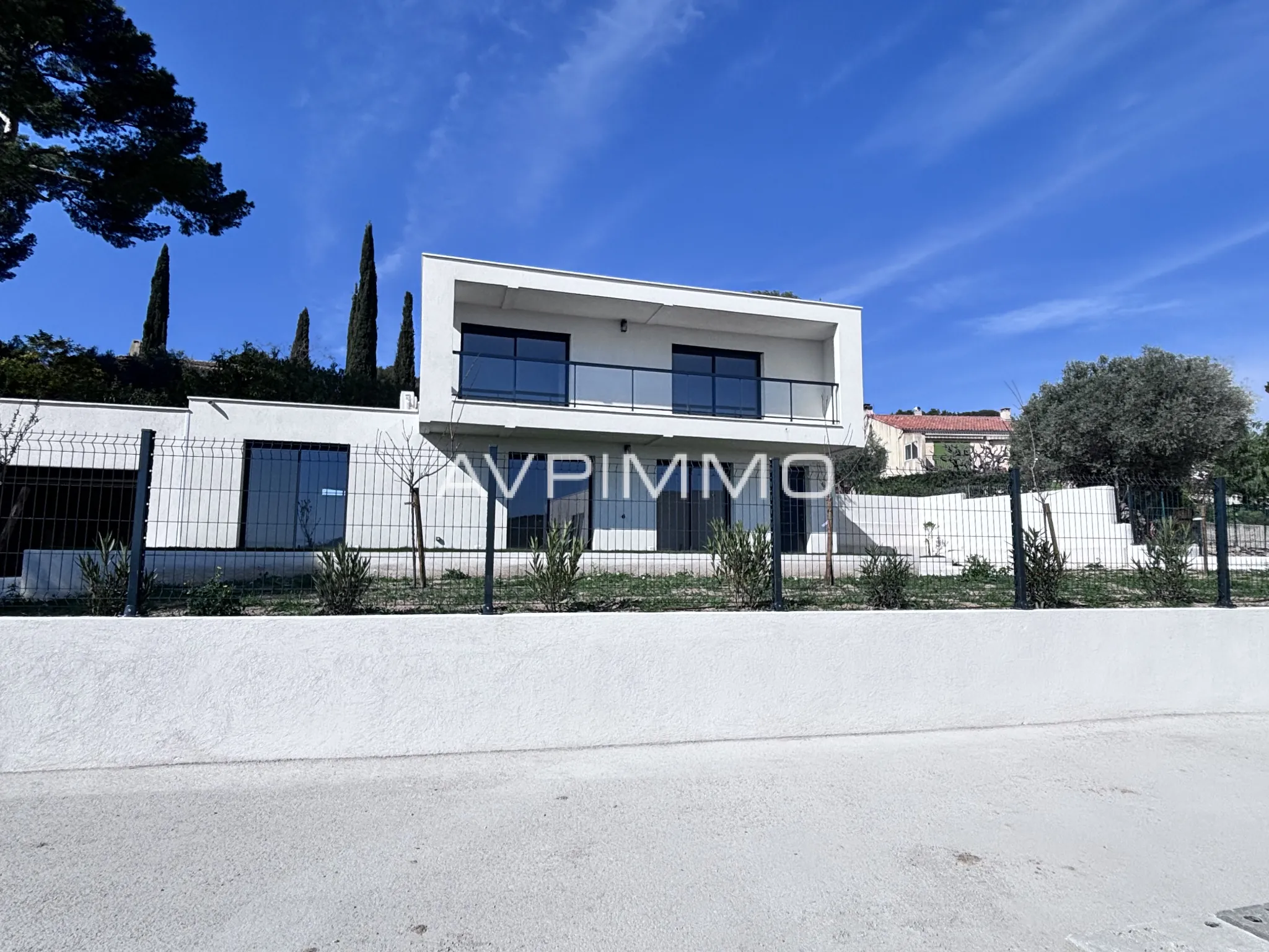 Villa contemporaine à vendre à Ceyreste avec vue mer et piscine de 150 m² 