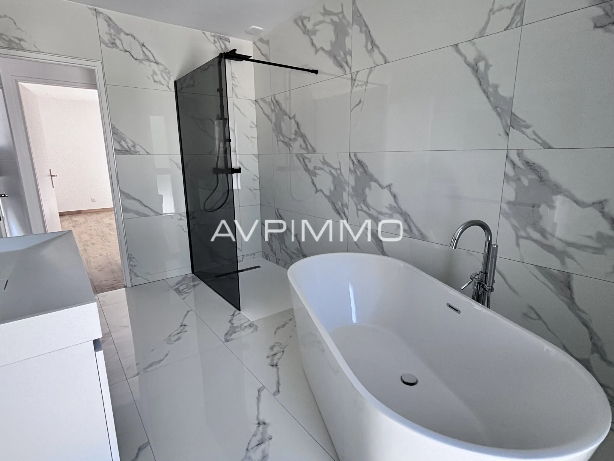 Villa contemporaine à vendre à Ceyreste avec vue mer et piscine de 150 m² 