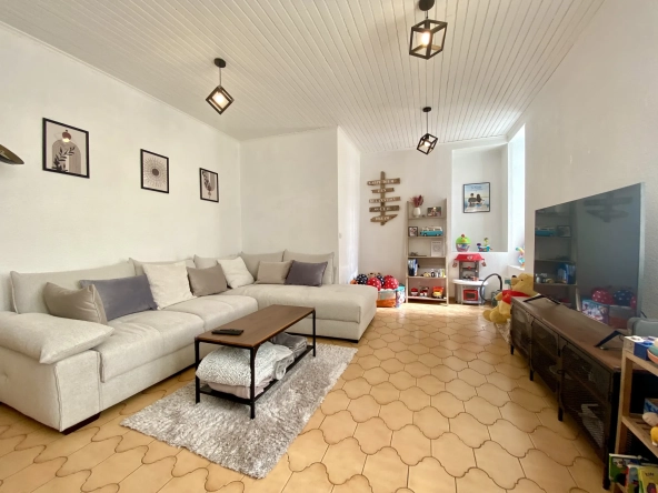 Maison 5 pièces avec cour, stationnement et ascenseur à Vias - Centre-ville