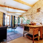 Charmant appartement loft au dernier étage avec vue dans le village des Vans