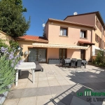 Maison mitoyenne en plain-pied avec jardin et terrasses à Saint-Étienne