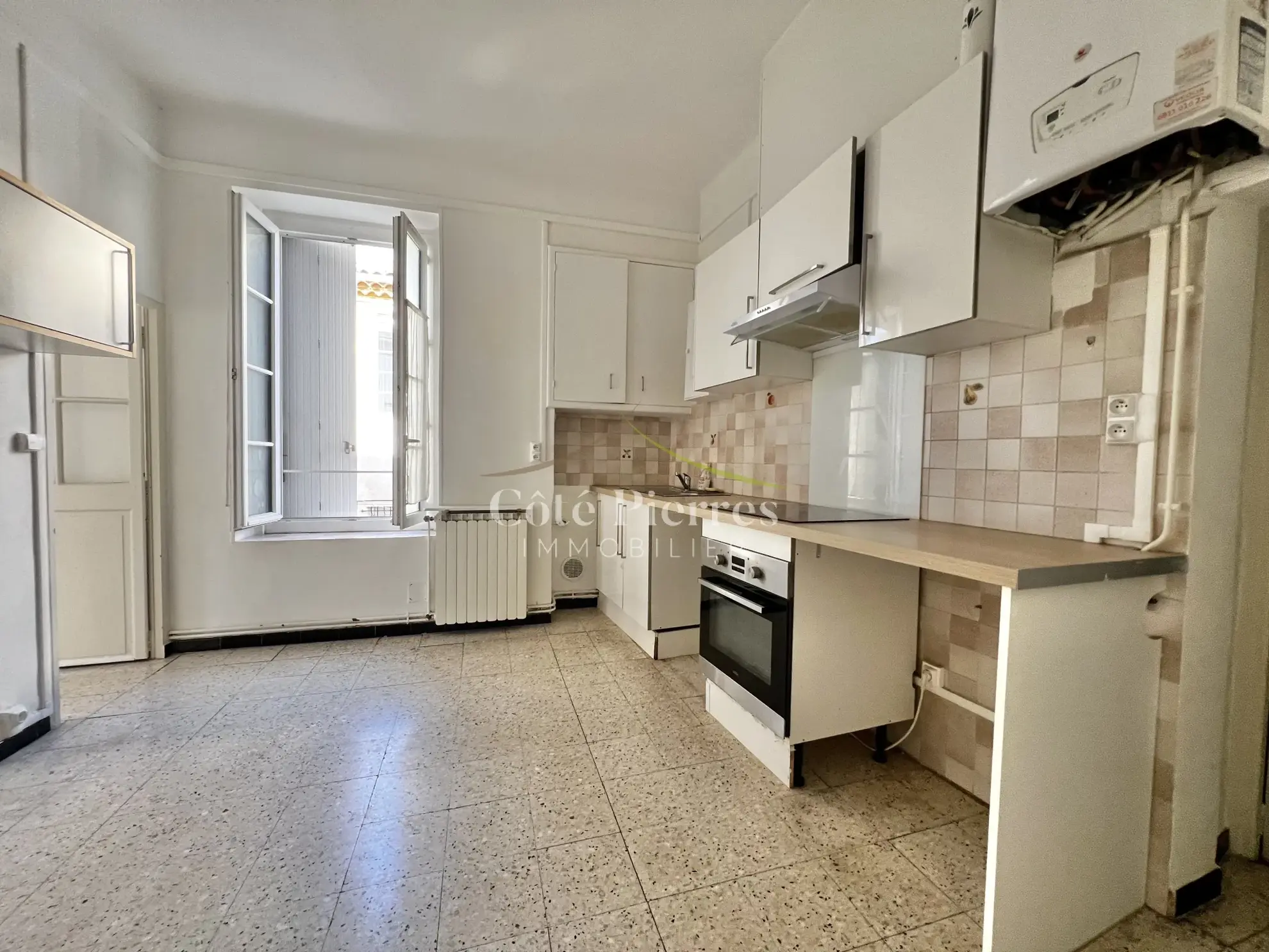 Appartement de 3 chambres avec garage à Nîmes, proche des Arènes 