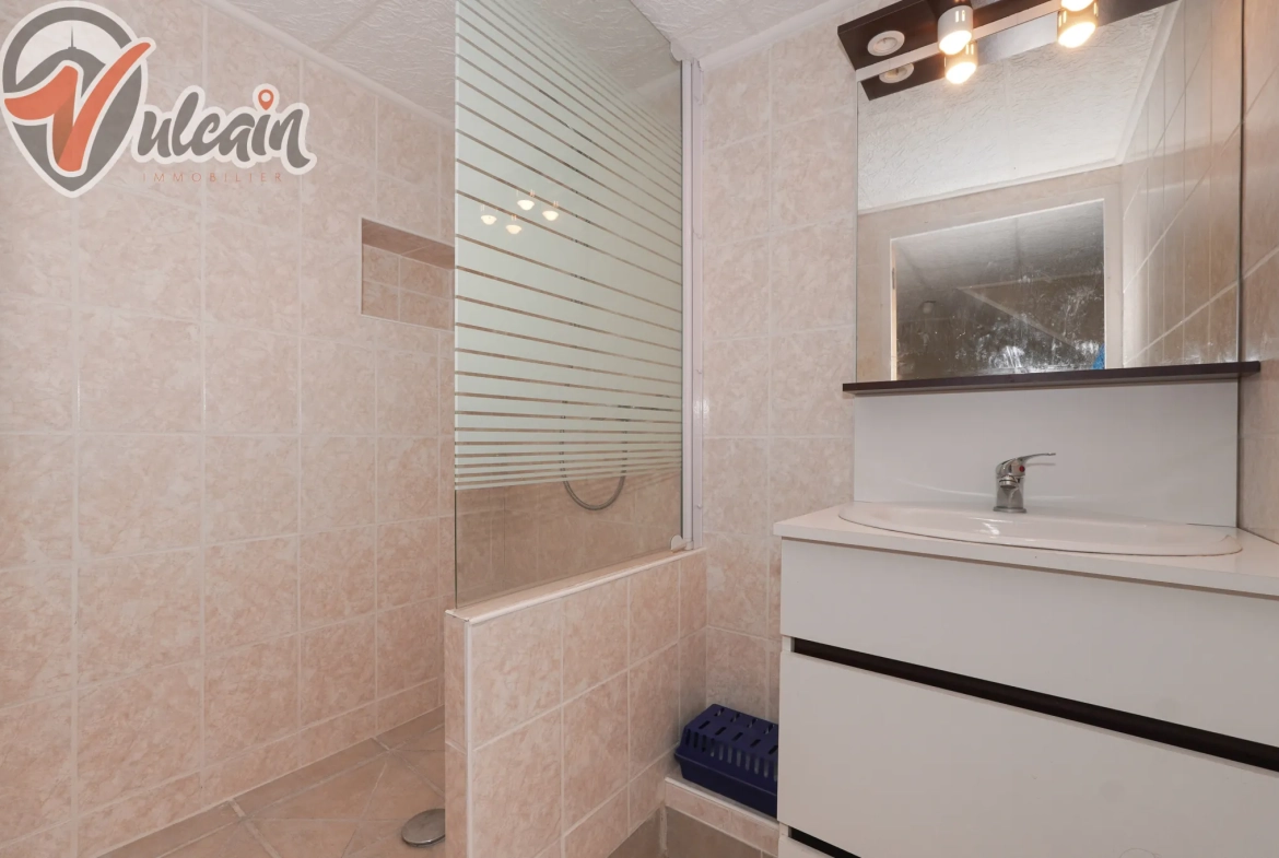 Charmante maison de bourg de 70 m² à Veyre, 1 chambre, rénovée, proche commodités 