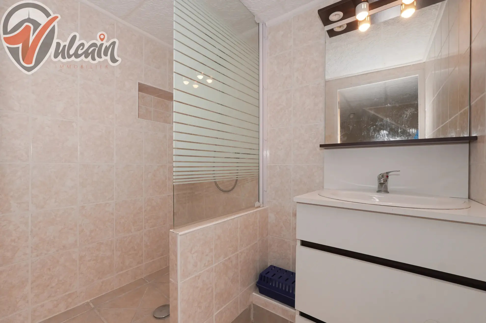 Charmante maison de bourg de 70 m² à Veyre, 1 chambre, rénovée, proche commodités 