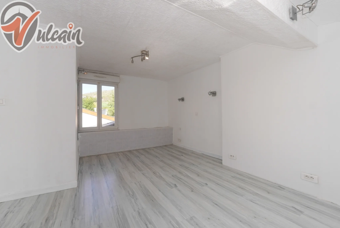 Charmante maison de bourg de 70 m² à Veyre, 1 chambre, rénovée, proche commodités 