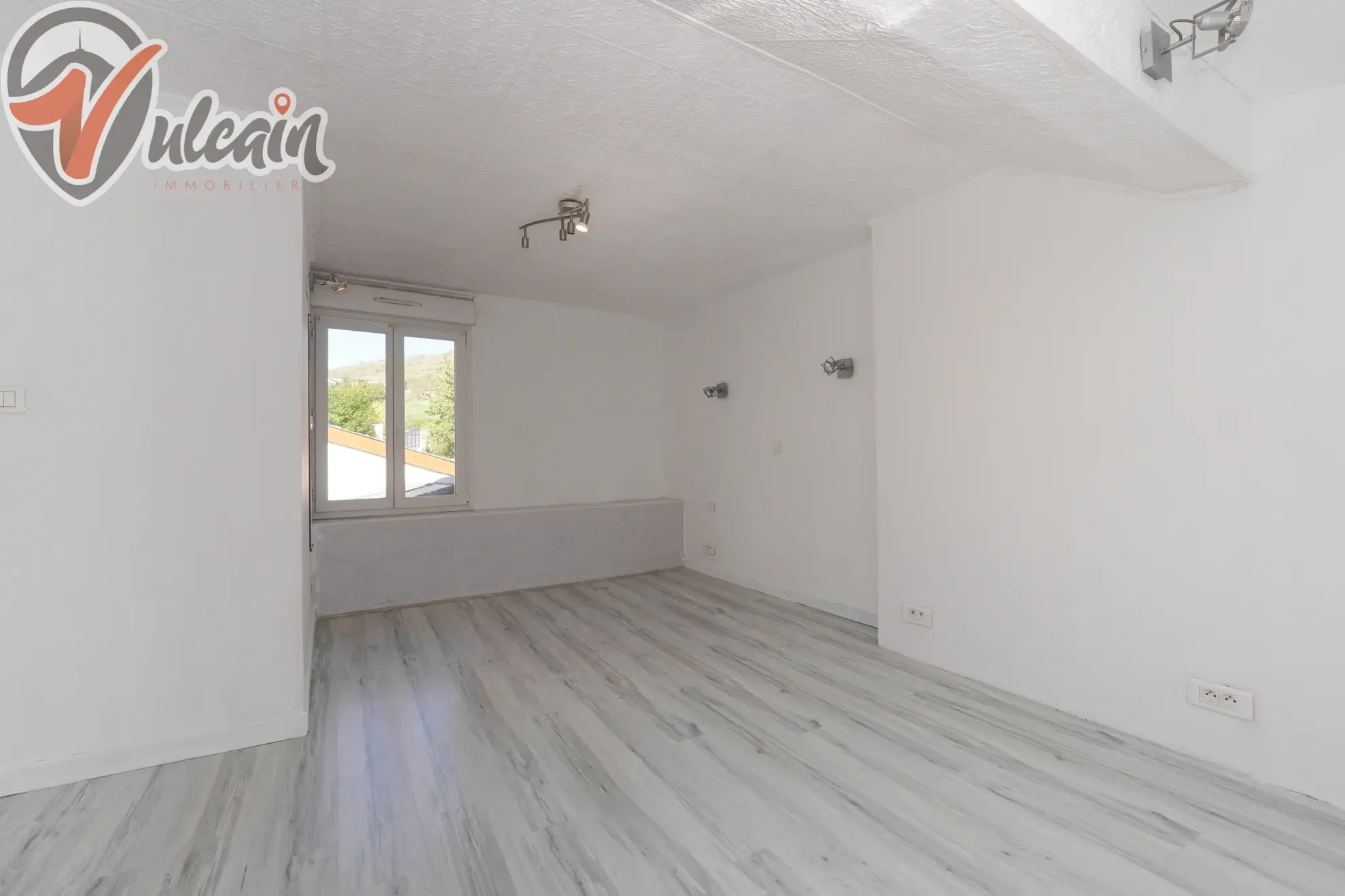 Charmante maison de bourg de 70 m² à Veyre, 1 chambre, rénovée, proche commodités 