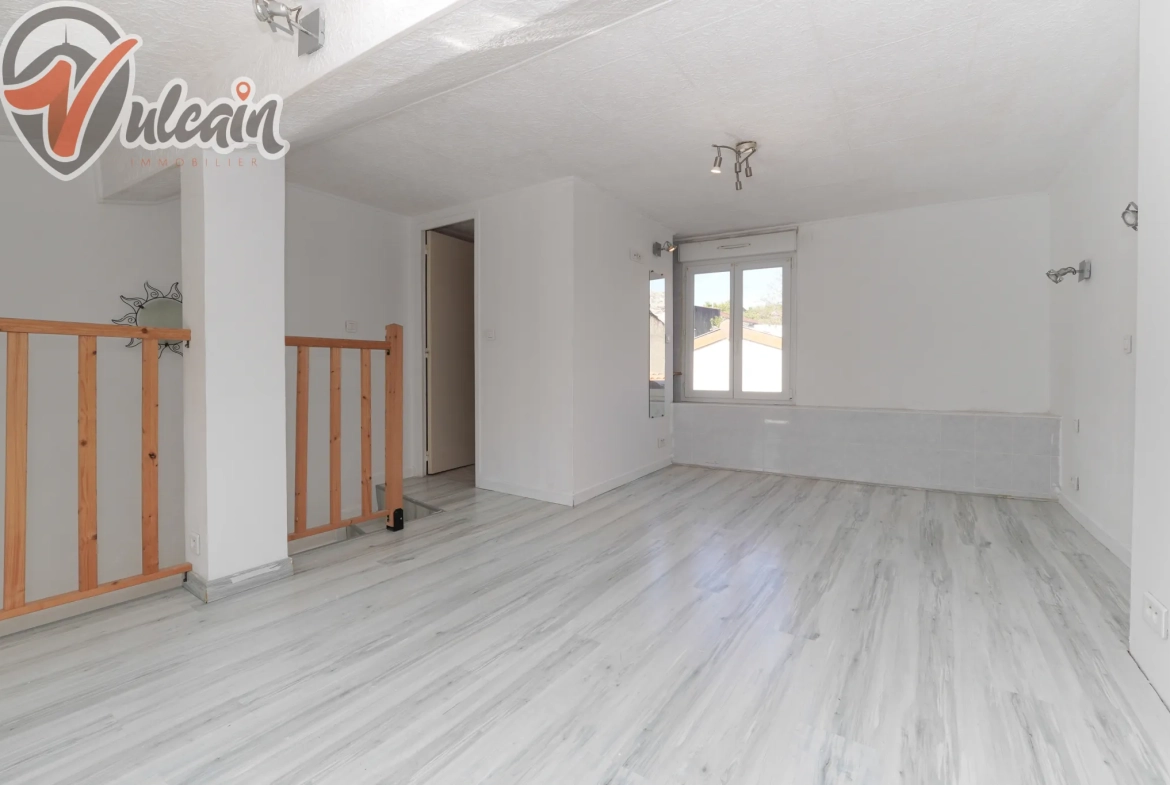 Charmante maison de bourg de 70 m² à Veyre, 1 chambre, rénovée, proche commodités 