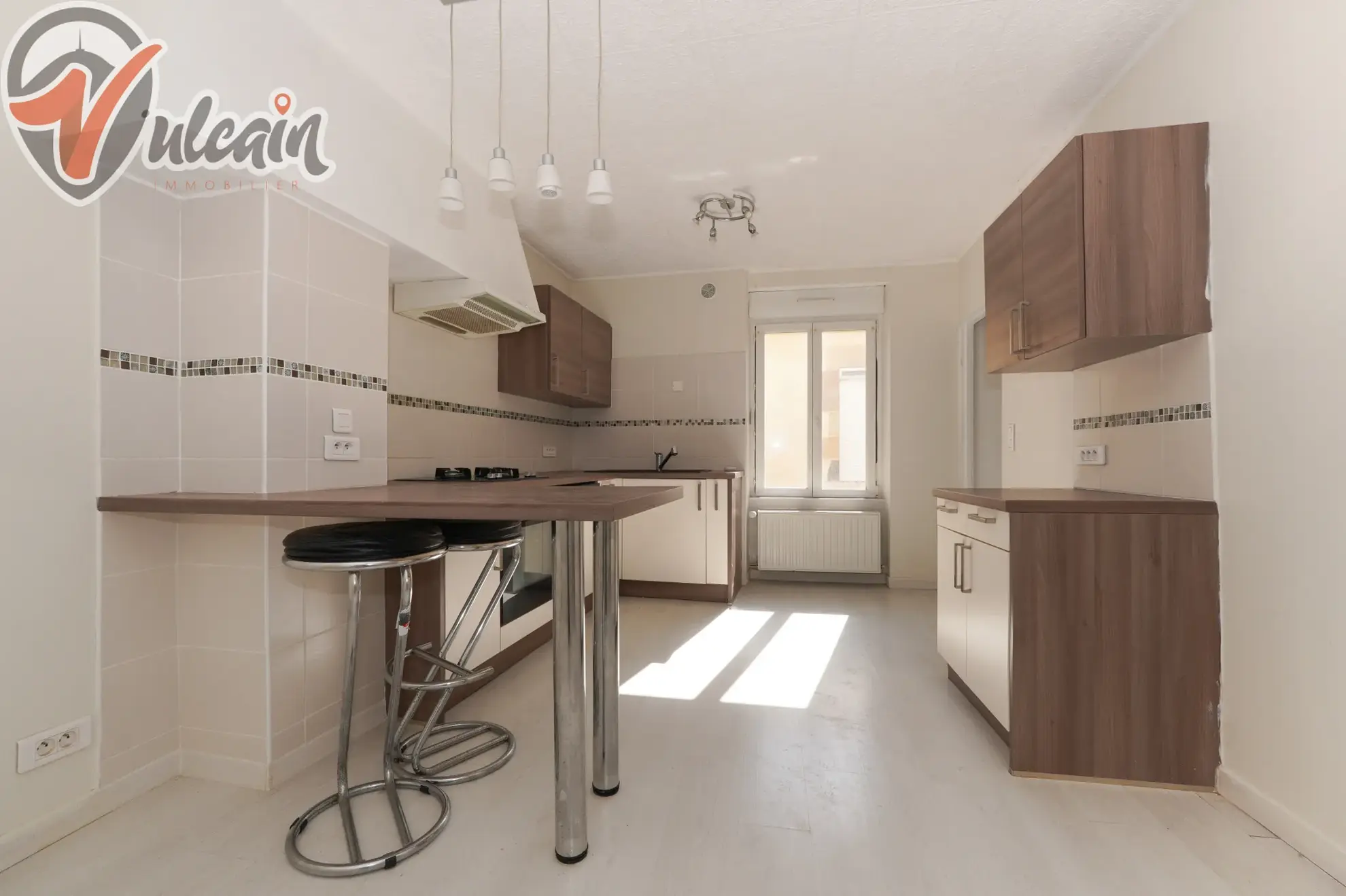 Charmante maison de bourg de 70 m² à Veyre, 1 chambre, rénovée, proche commodités 