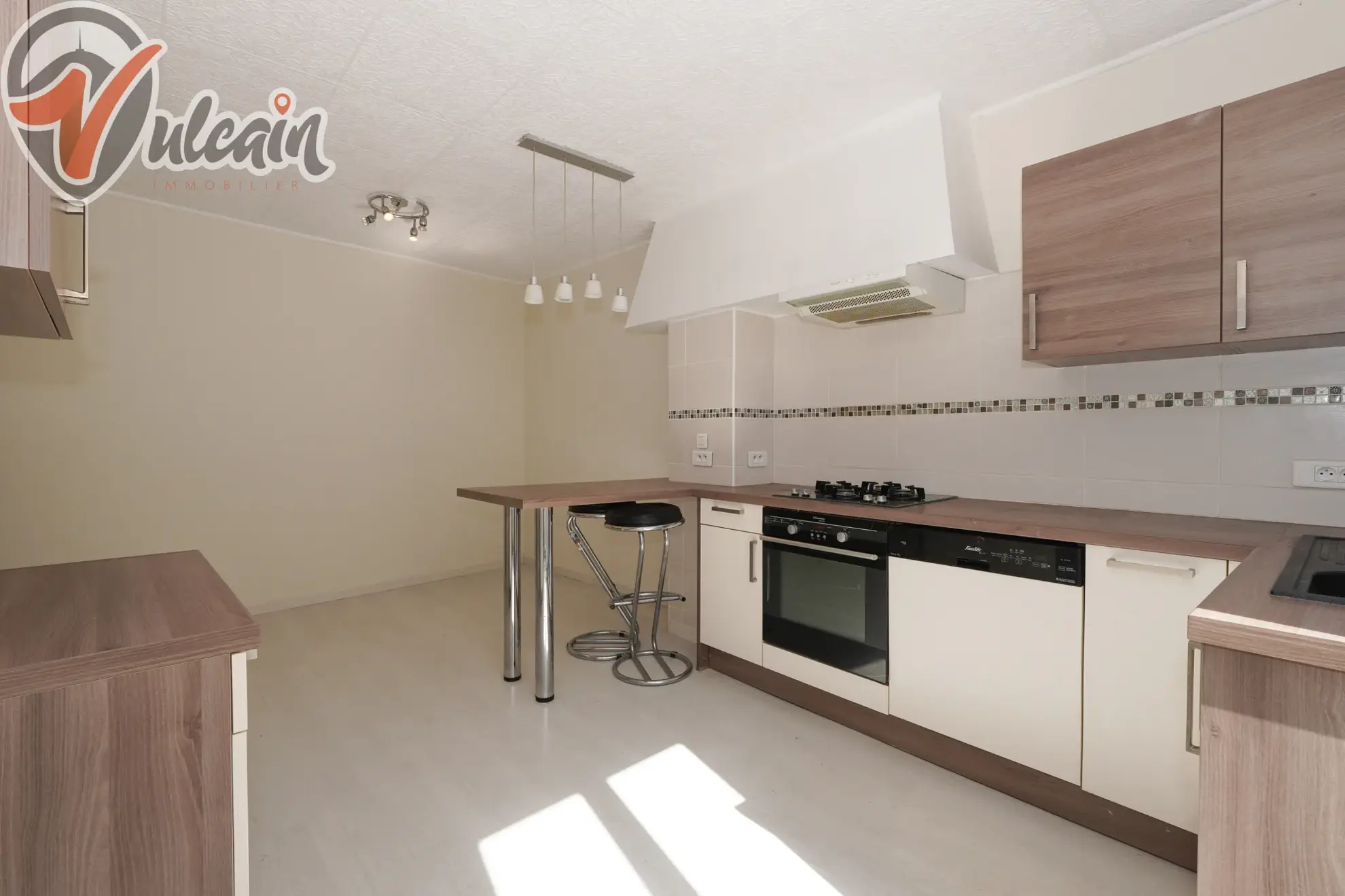 Charmante maison de bourg de 70 m² à Veyre, 1 chambre, rénovée, proche commodités 