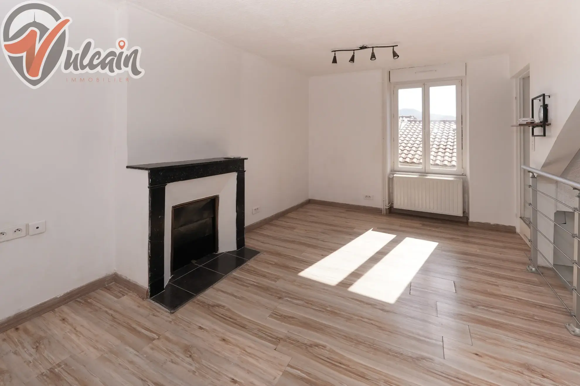 Charmante maison de bourg de 70 m² à Veyre, 1 chambre, rénovée, proche commodités 