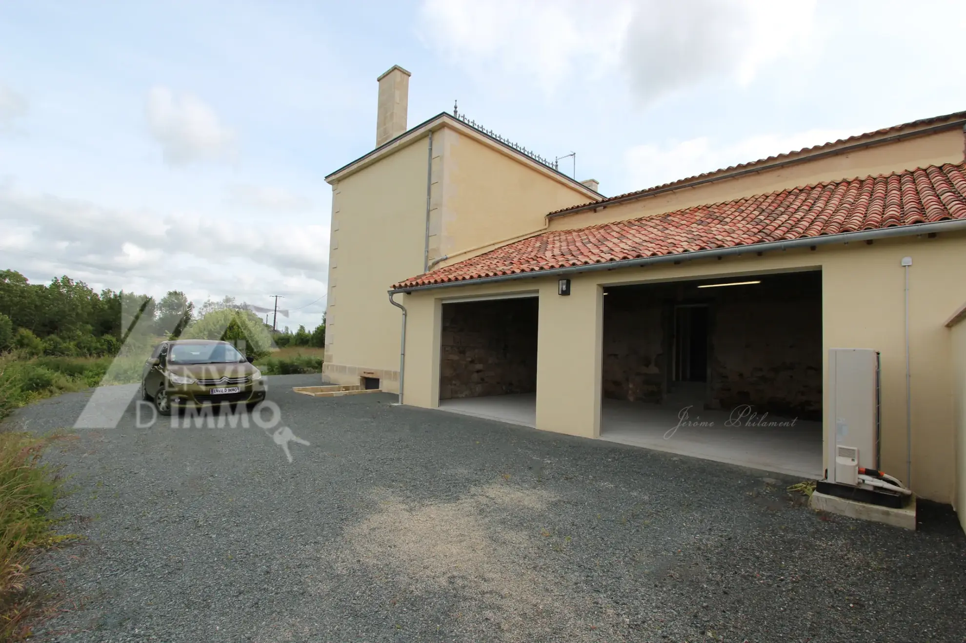Maison bourgeoise rénovée avec jardin et garage à Coulonges-sur-l'Autize 