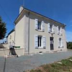 Maison bourgeoise rénovée avec jardin et garage à Coulonges-sur-l'Autize