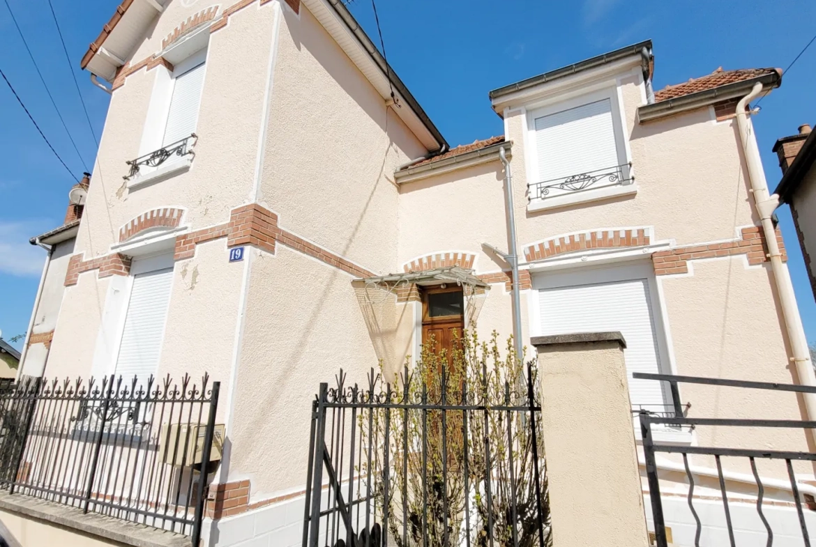 Maison de ville à vendre à Sainte-Savine – Charme et confort proche Troyes 