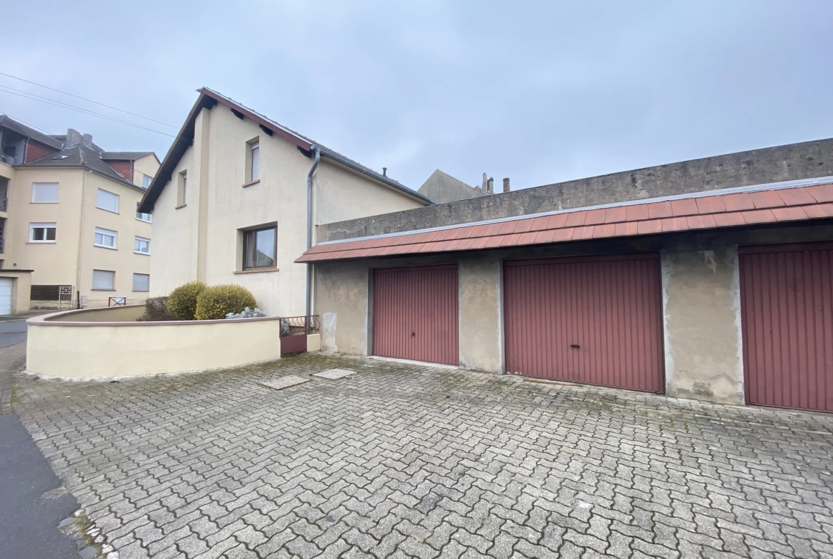 Maison F6 avec terrasses et 8 garages à L'Hôpital - Immobilier spacieux 