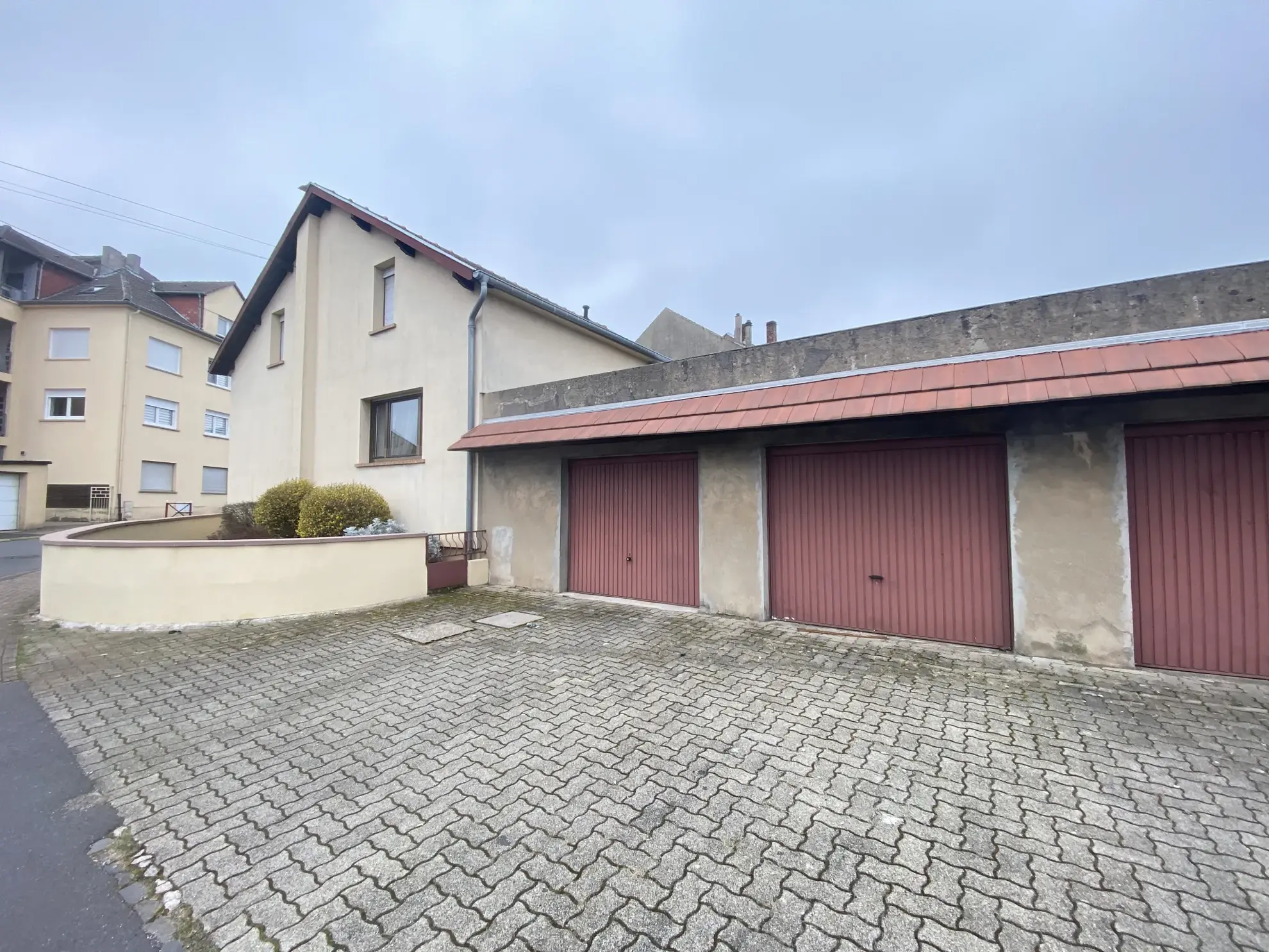 Maison F6 avec terrasses et 8 garages à L'Hôpital - Immobilier spacieux 