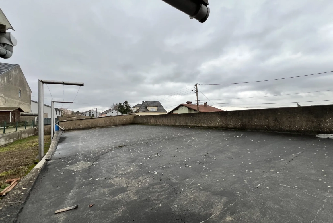 Maison F6 avec terrasses et 8 garages à L'Hôpital - Immobilier spacieux 
