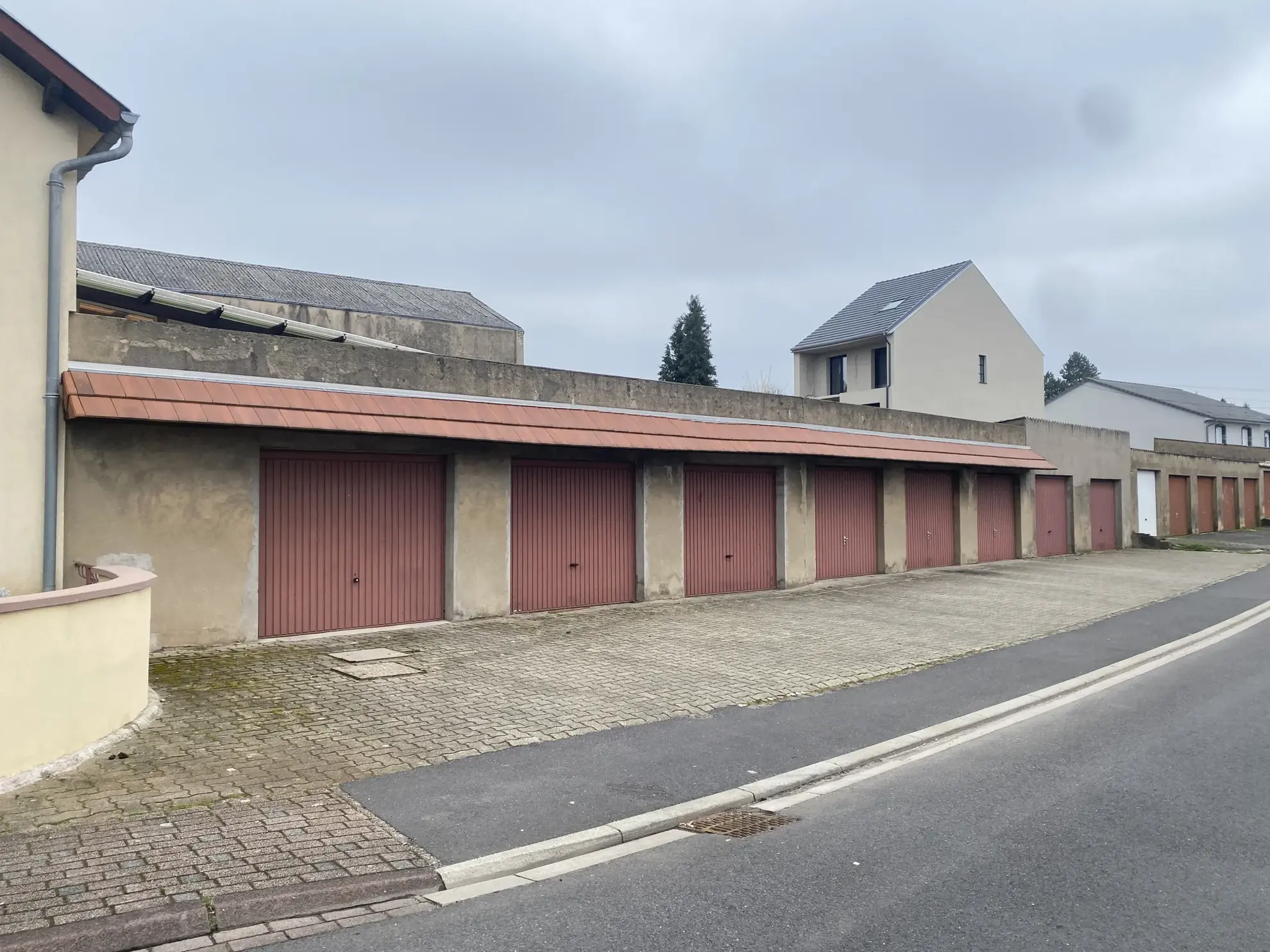 Maison F6 avec terrasses et 8 garages à L'Hôpital - Immobilier spacieux 