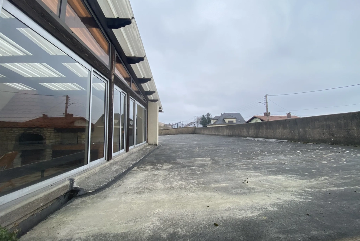 Maison F6 avec terrasses et 8 garages à L'Hôpital - Immobilier spacieux 