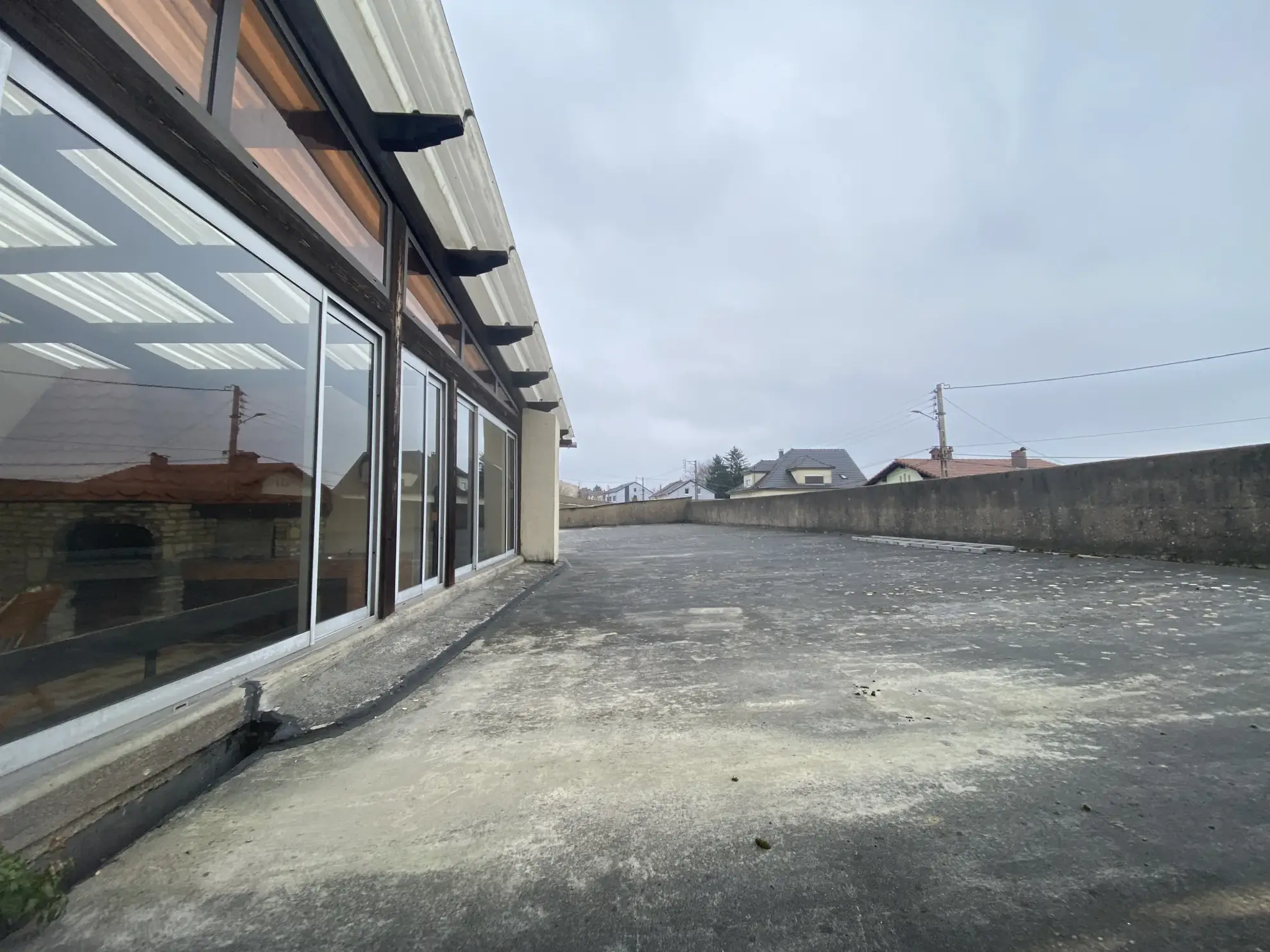 Maison F6 avec terrasses et 8 garages à L'Hôpital - Immobilier spacieux 
