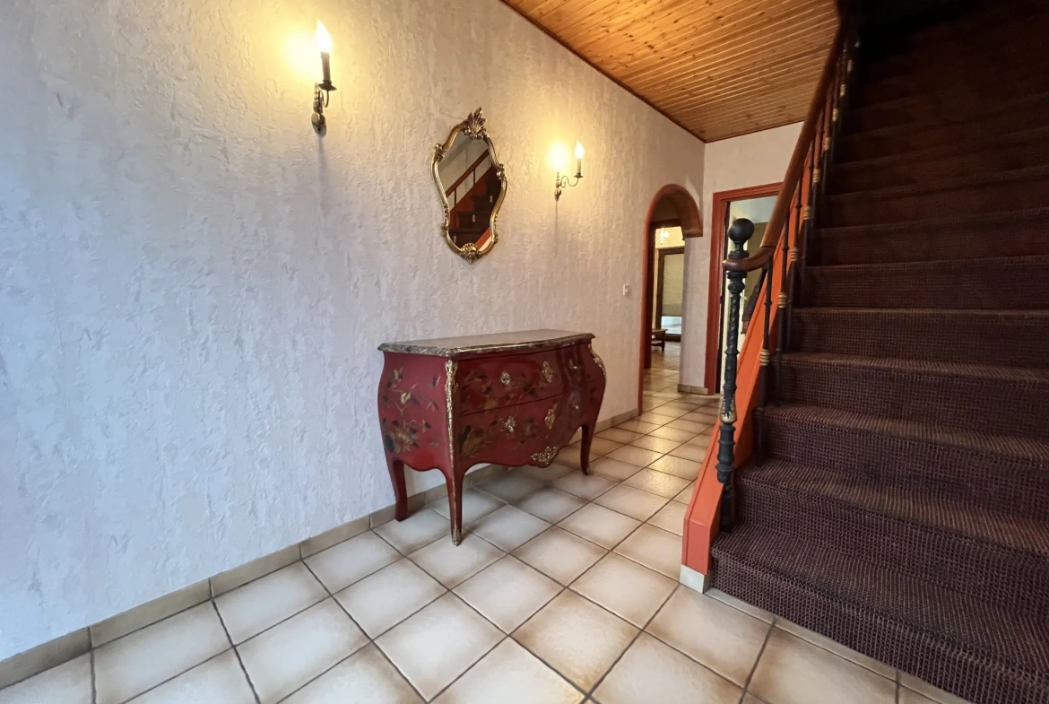 Maison F6 avec terrasses et 8 garages à L'Hôpital - Immobilier spacieux 