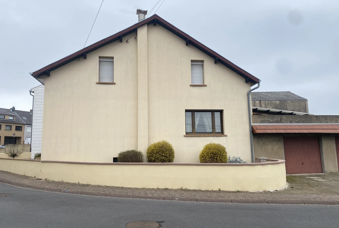 Maison F6 avec terrasses et 8 garages à L'Hôpital - Immobilier spacieux 