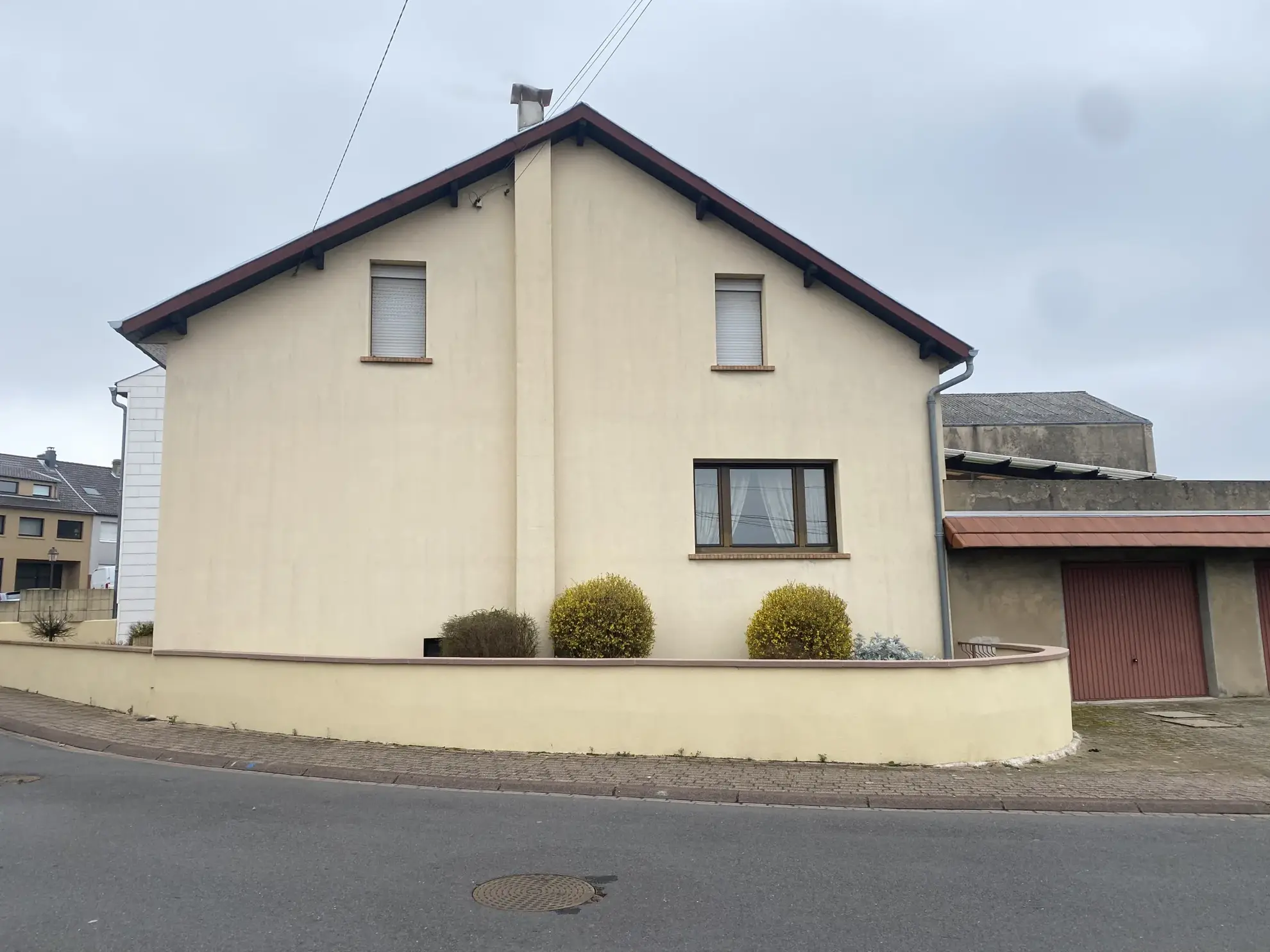 Maison F6 avec terrasses et 8 garages à L'Hôpital - Immobilier spacieux 