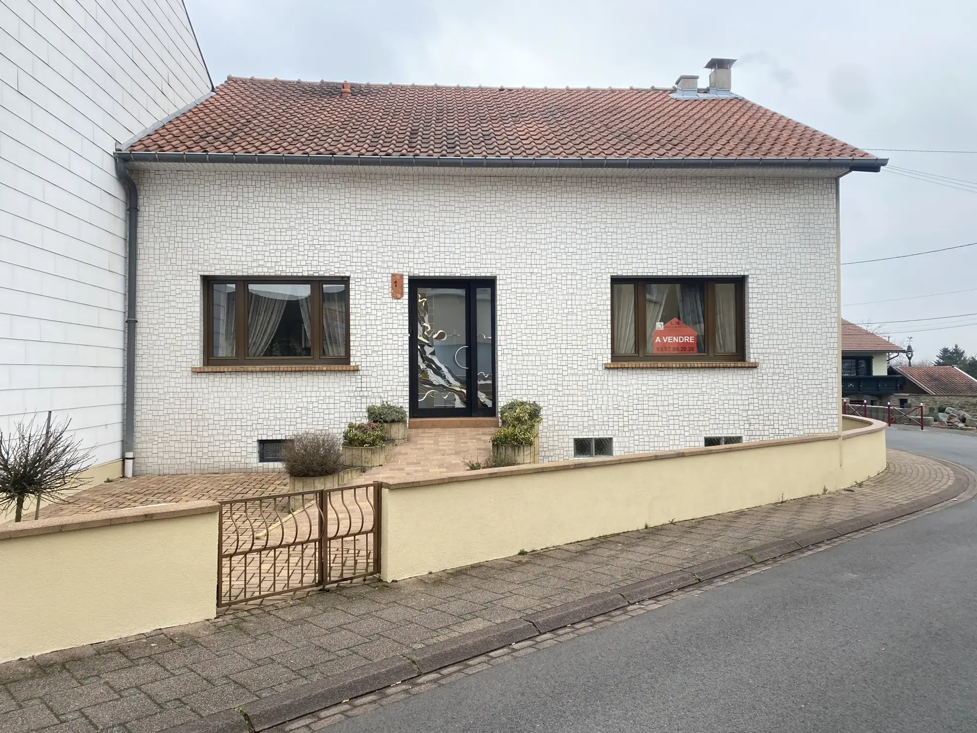 Maison F6 avec terrasses et 8 garages à L'Hôpital - Immobilier spacieux 