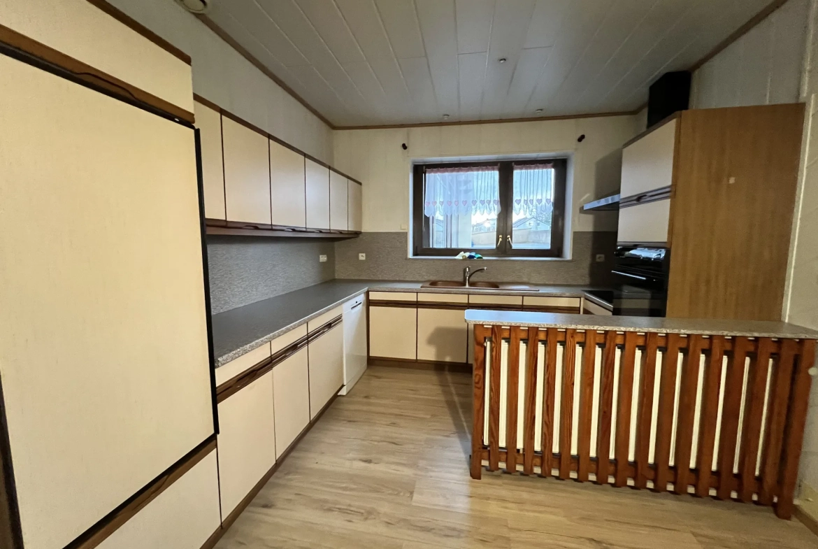 Maison F6 avec terrasses et 8 garages à L'Hôpital - Immobilier spacieux 