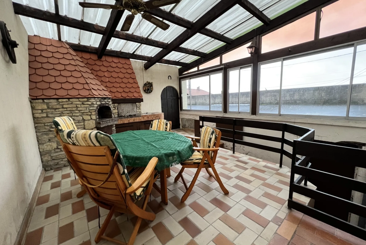 Maison F6 avec terrasses et 8 garages à L'Hôpital - Immobilier spacieux 