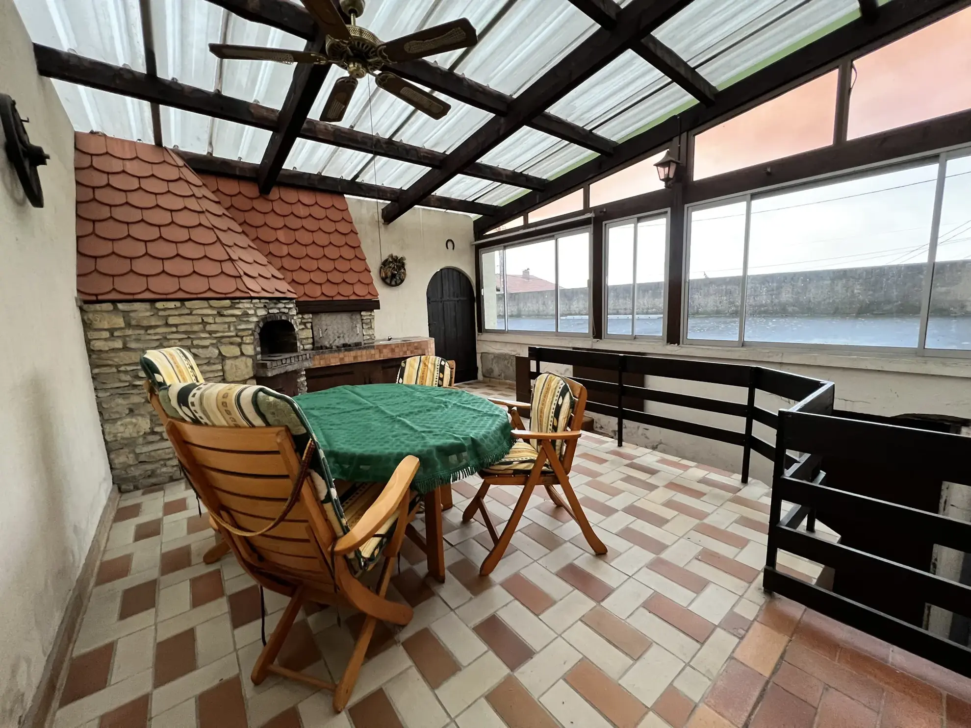 Maison F6 avec terrasses et 8 garages à L'Hôpital - Immobilier spacieux 