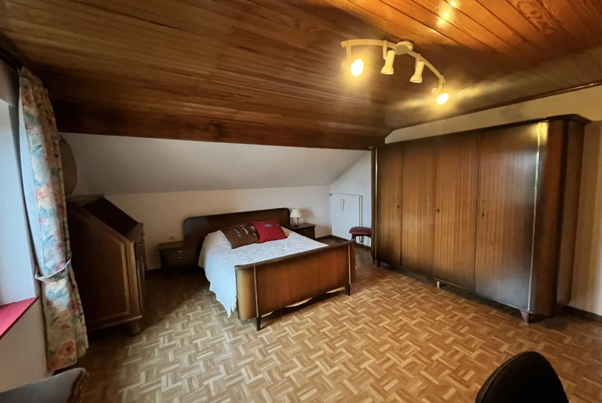 Maison F6 avec terrasses et 8 garages à L'Hôpital - Immobilier spacieux 