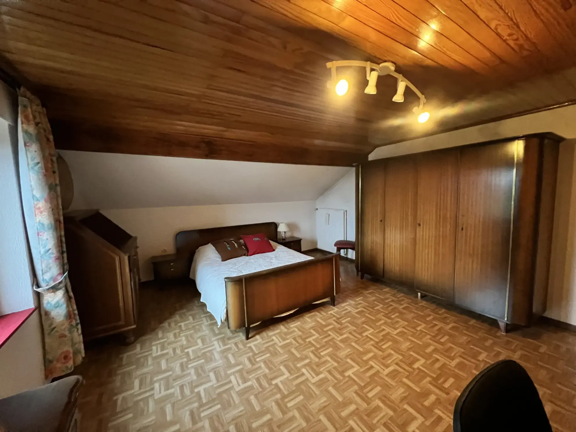 Maison F6 avec terrasses et 8 garages à L'Hôpital - Immobilier spacieux 