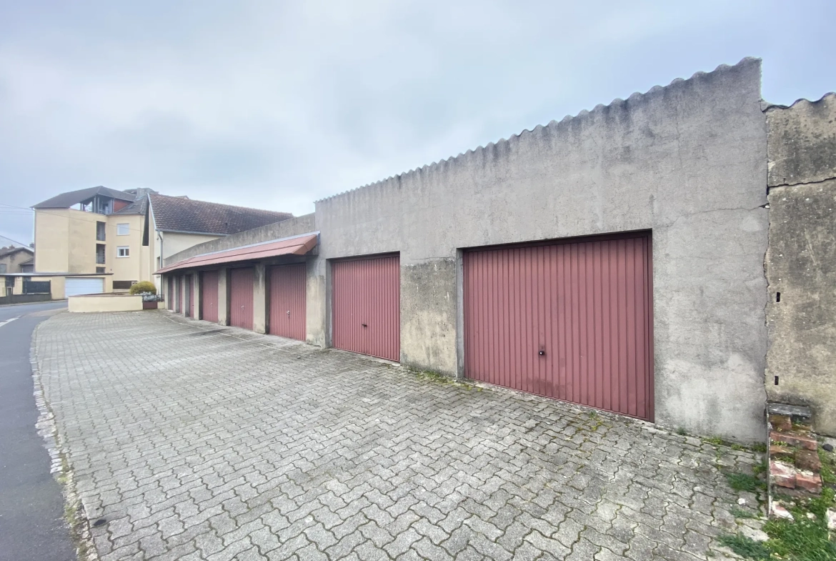 Maison F6 avec terrasses et 8 garages à L'Hôpital - Immobilier spacieux 
