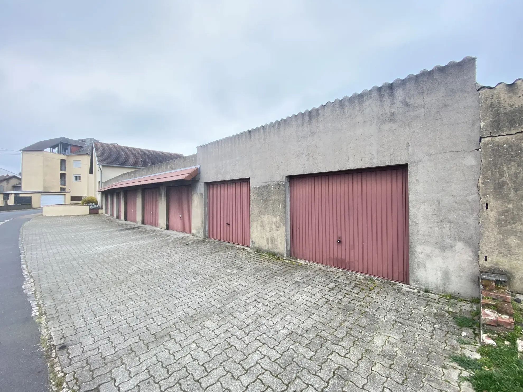 Maison F6 avec terrasses et 8 garages à L'Hôpital - Immobilier spacieux 