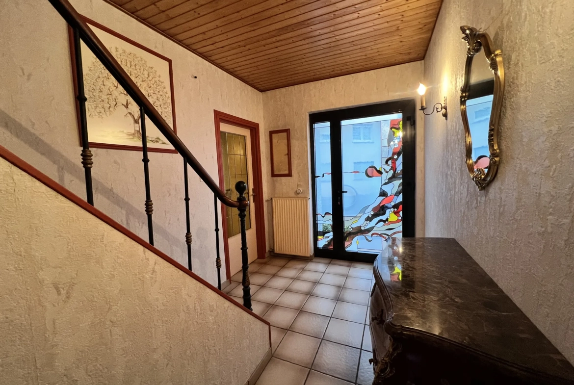 Maison F6 avec terrasses et 8 garages à L'Hôpital - Immobilier spacieux 