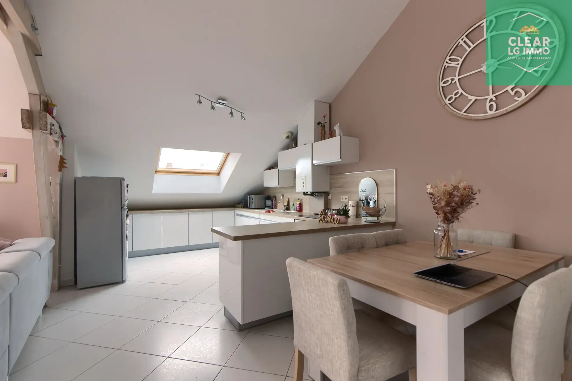 Appartement lumineux avec balcons et parking à Saint-Privat 