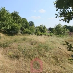Terrain constructible d'environ 650 m2 à Puy-l'Évêque, proche des commerces et au calme