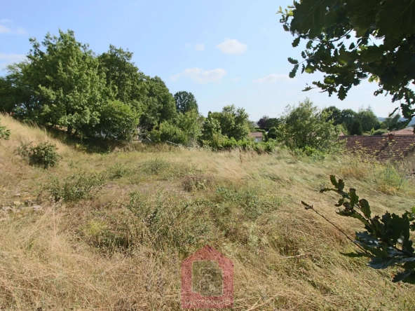 Terrain constructible d'environ 650 m2 à Puy-l'Évêque, proche des commerces et au calme