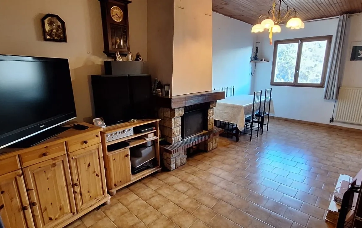 Maison familiale avec grand terrain, garage et vue panoramique à Castillon 06500 