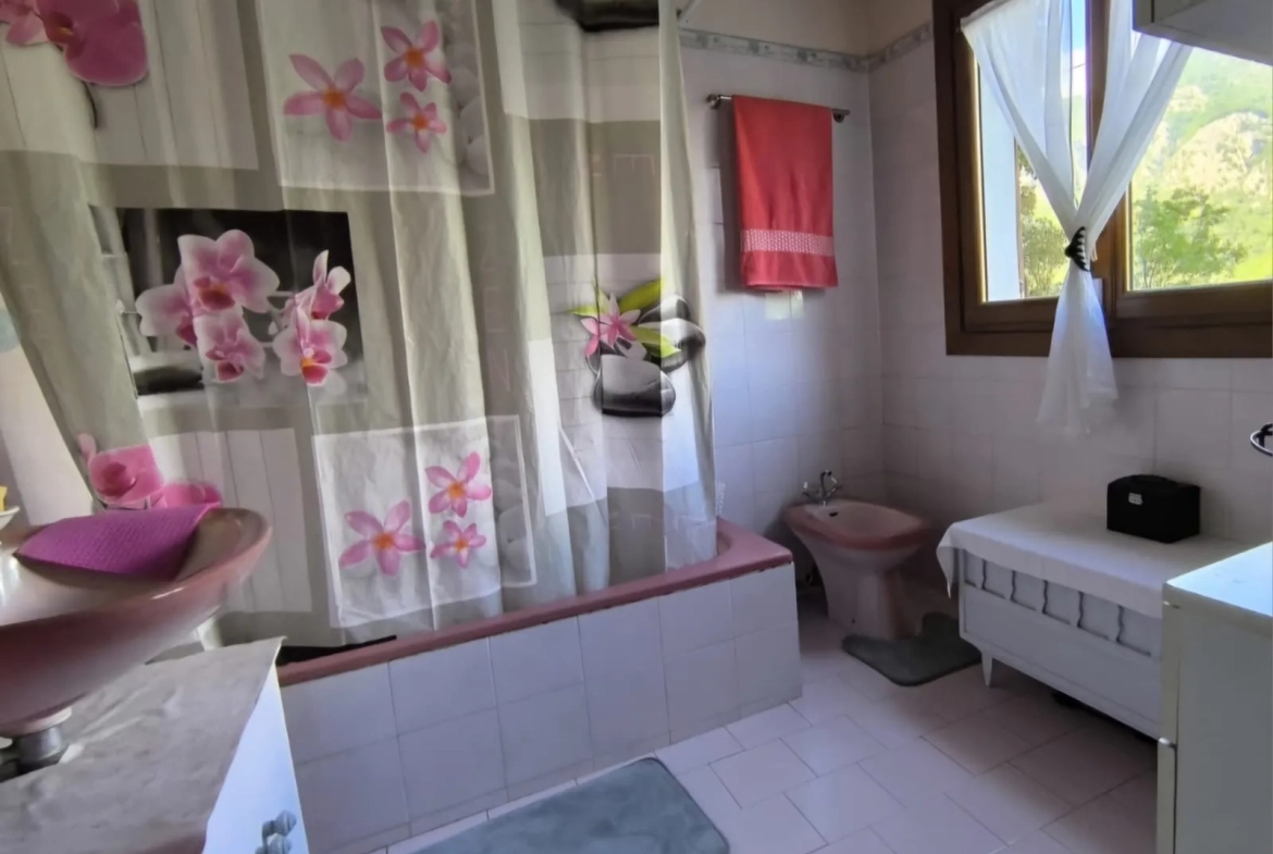 Maison familiale avec grand terrain, garage et vue panoramique à Castillon 06500 
