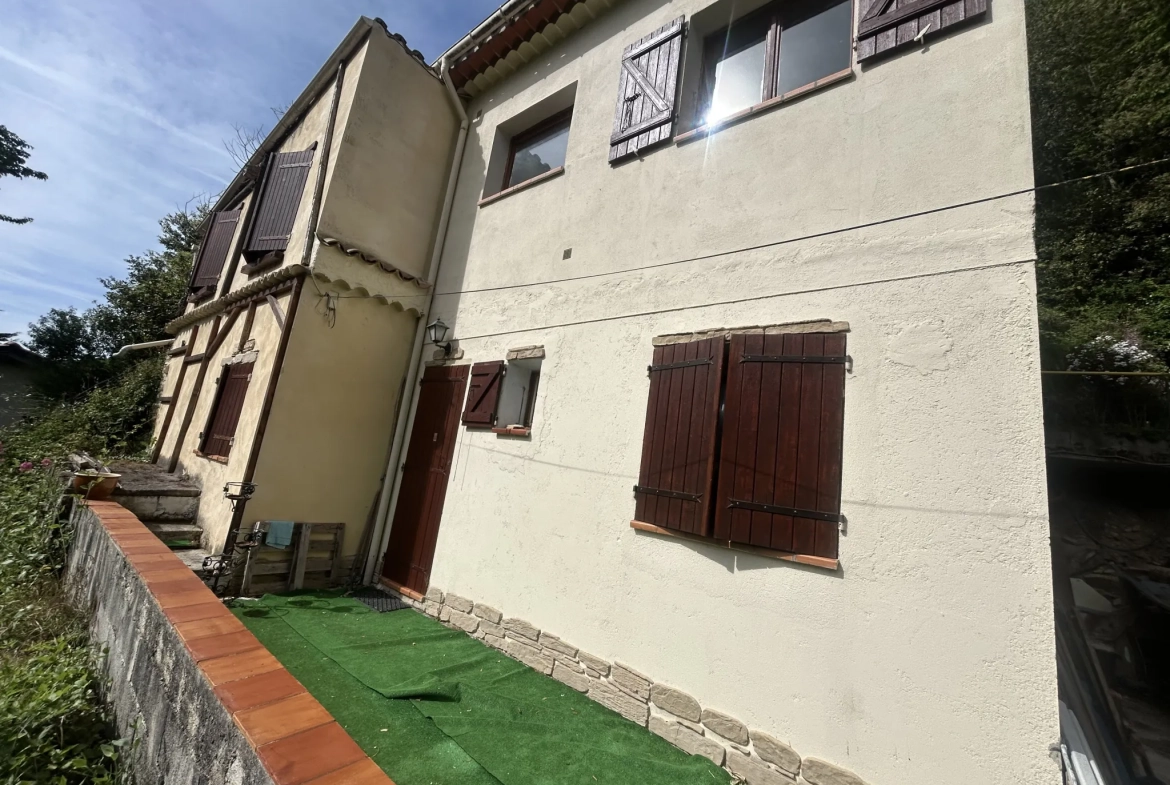 Maison familiale avec grand terrain, garage et vue panoramique à Castillon 06500 