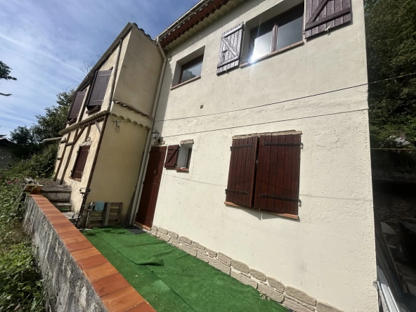 Maison familiale avec grand terrain, garage et vue panoramique à Castillon 06500