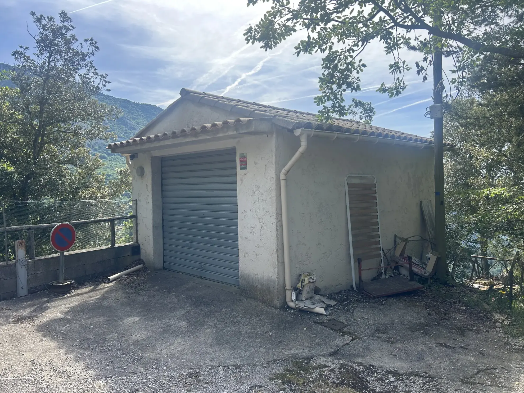 Maison familiale avec grand terrain, garage et vue panoramique à Castillon 06500 