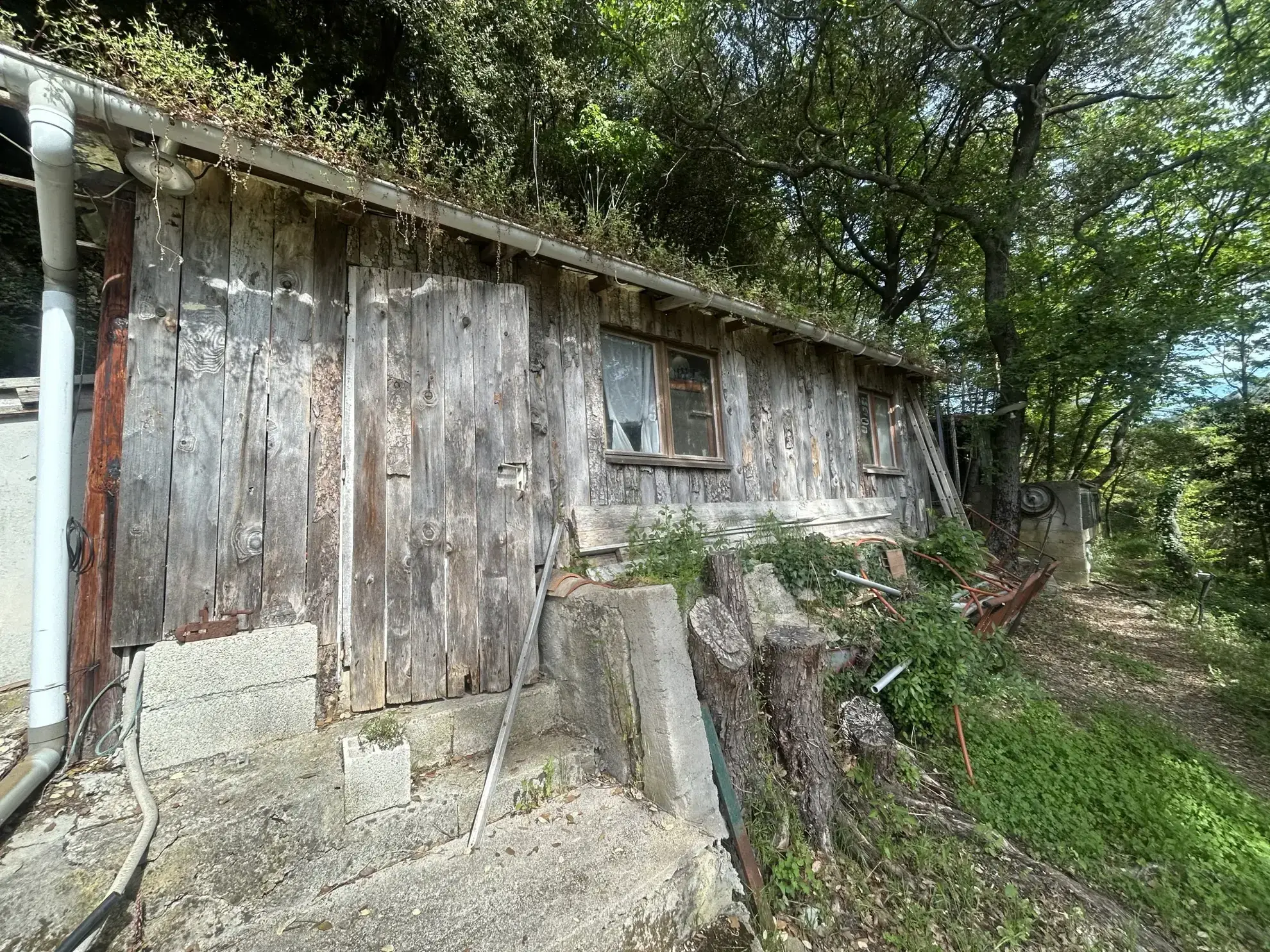Maison familiale avec grand terrain, garage et vue panoramique à Castillon 06500 