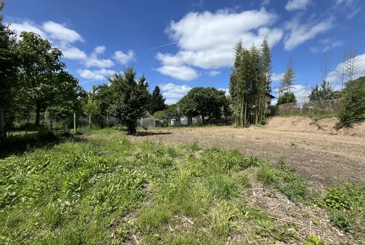 Terrain constructible de 800 m² à Cérons près de Bordeaux 